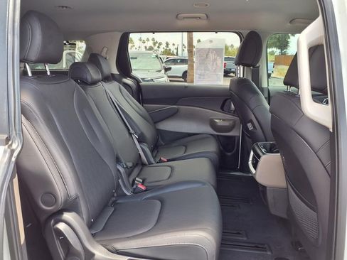 Used 2026 Kia Carnival EX FWD image 21