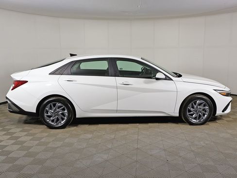 Used 2025 Hyundai Elantra Blue image 13