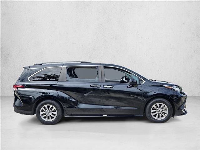 Used 2022 Toyota Sienna XLE FWD image 4