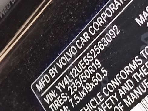 Used 2025 Volvo XC40 B5 Plus AWD/4WD image 19