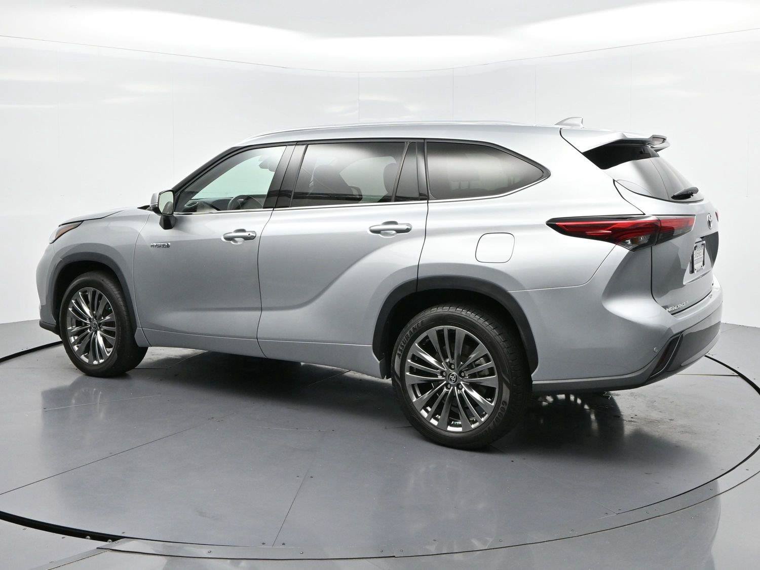 Used 2021 Toyota Highlander Limited FWD image 4