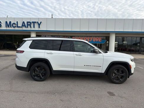 Used 2023 Jeep Grand Cherokee L Laredo RWD image 3