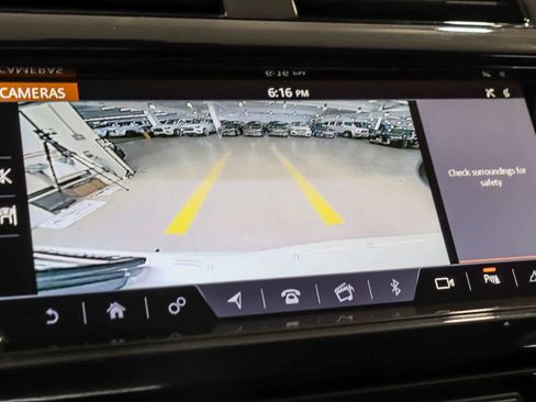Used 2018 Land Rover Discovery HSE AWD/4WD image 24