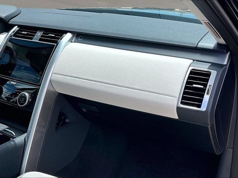 Certified 2025 Land Rover Discovery Dynamic SE AWD/4WD image 16