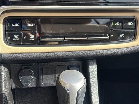 Used 2017 Toyota Corolla LE image 12