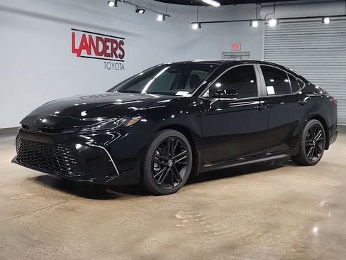 New 2026 Toyota Camry Hybrid FWD image 3