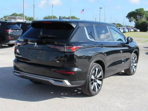 Used 2025 Mitsubishi Outlander SE FWD image 3