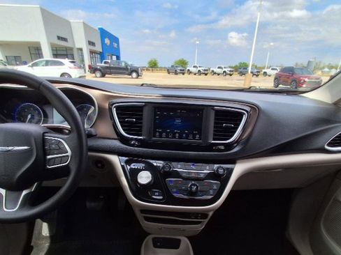 Used 2020 Chrysler Voyager L FWD image 18