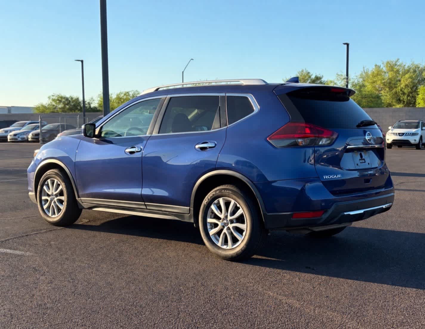 Used 2020 Nissan Rogue SV FWD image 2