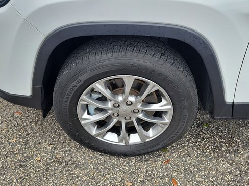 Used 2021 Jeep Cherokee Latitude Lux w/ Sun & Sound Group image 39