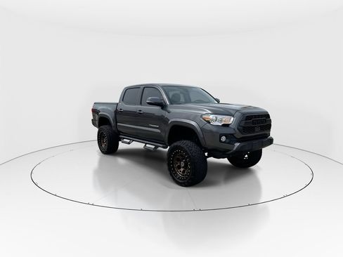 Used 2022 Toyota Tacoma SR5 w/ Technology Package RWD image 2