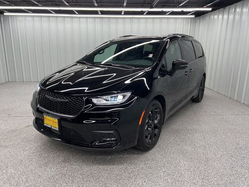 Used 2026 Chrysler Pacifica Limited w/ Uconnect Theater Family Group image 3