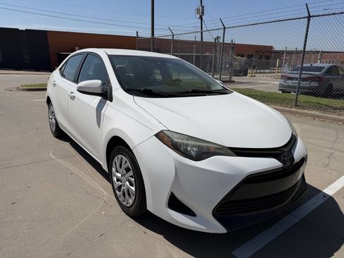 Used 2018 Toyota Corolla LE image 3