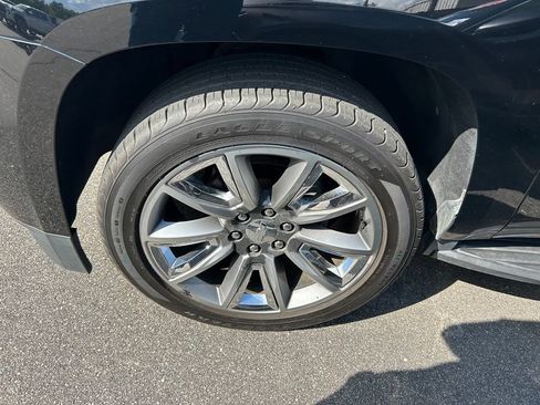 Used 2017 Chevrolet Suburban LT RWD image 5