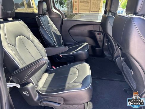 Used 2025 Chrysler Pacifica Limited AWD/4WD image 36