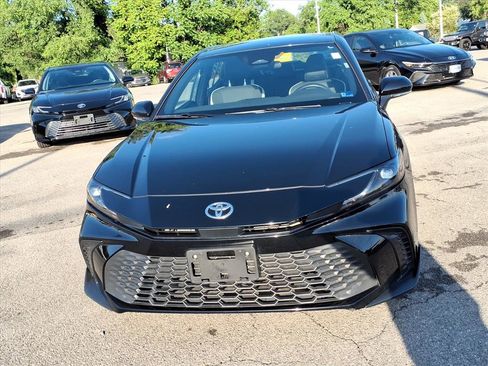 Used 2025 Toyota Camry SE FWD image 9