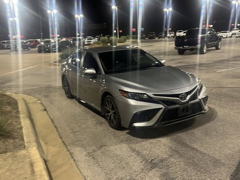 Used 2021 Toyota Camry SE image 4