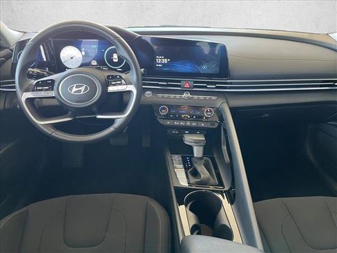 Used 2025 Hyundai Elantra SEL FWD image 11