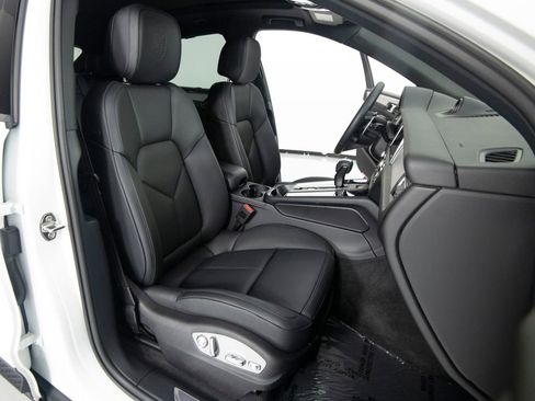 Certified 2026 Porsche Macan AWD/4WD image 33