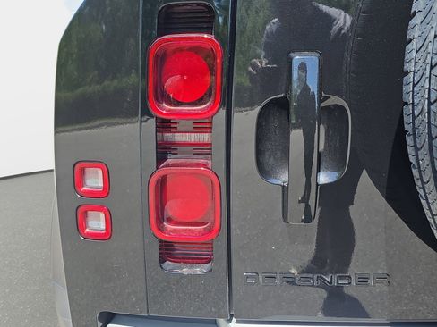 Used 2025 Land Rover Defender 110 S image 35