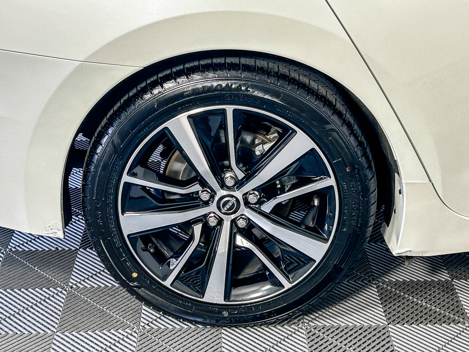 Used 2023 Nissan Maxima SV w/ Floor Mat Group FWD image 11