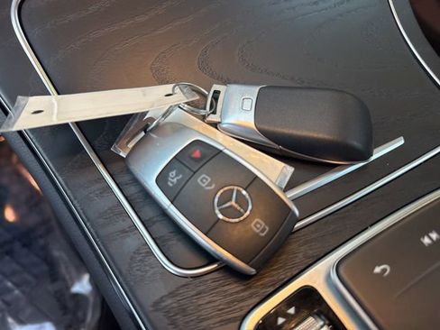 Used 2021 Mercedes-Benz GLC 300 4MATIC image 33