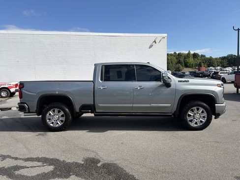 Used 2026 Chevrolet Silverado 2500 High Country w/ High Country Premium Package AWD/4WD image 9
