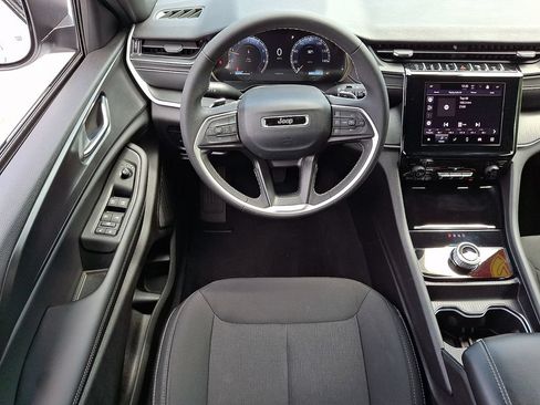 Certified 2025 Jeep Grand Cherokee Laredo AWD/4WD image 11