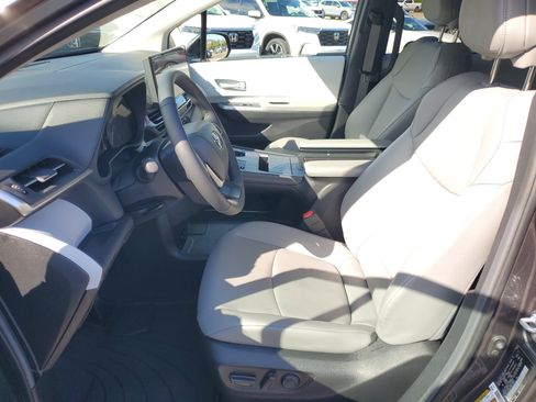 Used 2025 Toyota Sienna XLE image 27