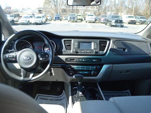 Used 2017 Kia Sedona LX FWD image 18