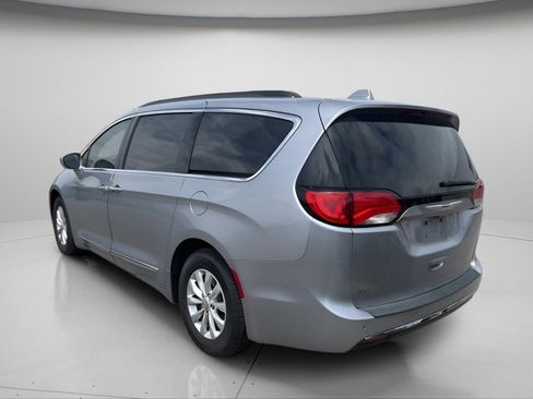 Used 2017 Chrysler Pacifica Touring-L FWD image 8