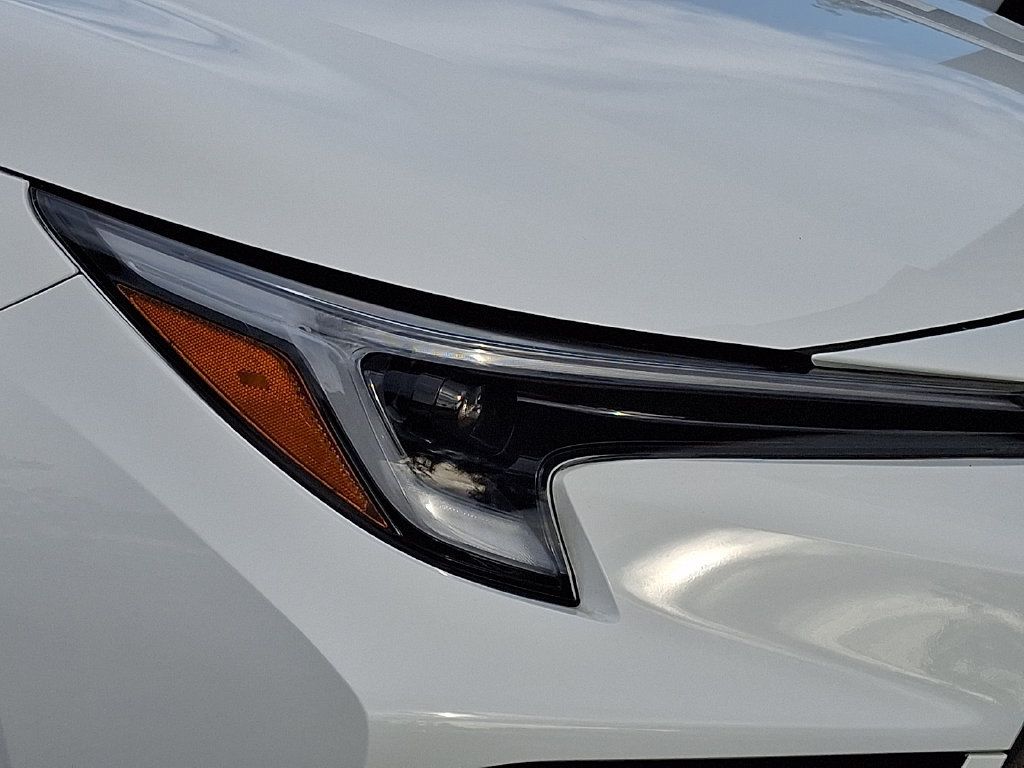 Used 2025 Toyota Corolla SE w/ SE Premium Package FWD image 9