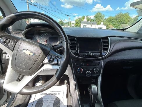 Used 2018 Chevrolet Trax LT w/ LT Convenience Package AWD/4WD image 16