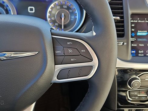 Used 2023 Chrysler 300 Touring image 17