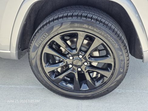 Used 2018 Jeep Grand Cherokee Altitude AWD/4WD image 11