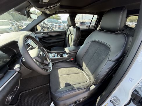 New 2025 Jeep Grand Cherokee Altitude image 17