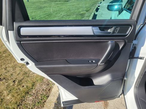 Used 2016 Volkswagen Touareg Sport image 26