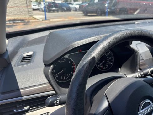 Used 2025 Nissan Altima 2.5 SV FWD image 35