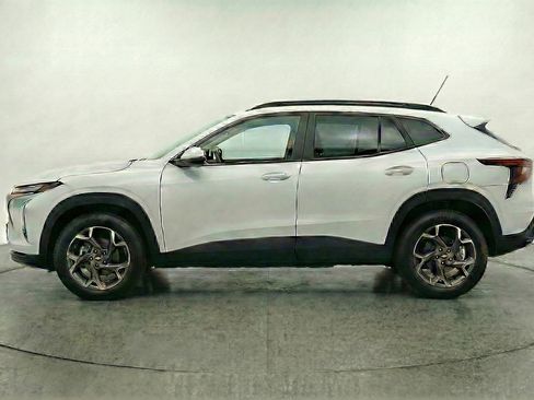 Used 2025 Chevrolet Trax LT w/ LT Convenience Package image 5