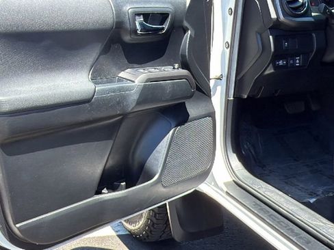 Used 2021 Toyota Tacoma TRD Off-Road w/ Technology Package AWD/4WD image 23