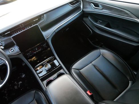 Used 2024 Jeep Grand Cherokee L Limited w/ Black Appearance Package image 12