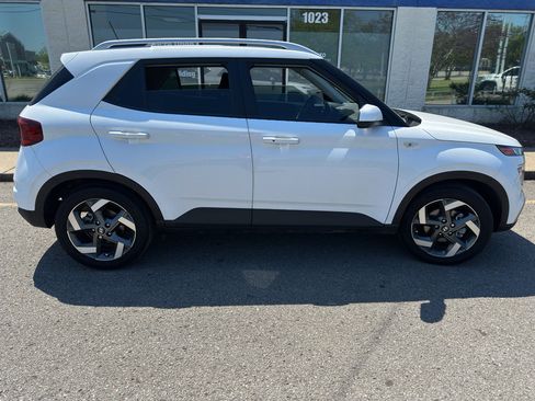 Used 2025 Hyundai Venue SEL image 4