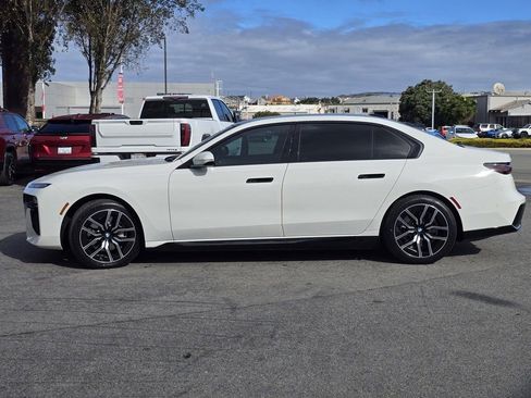 Used 2024 BMW i7 xDrive60 image 32