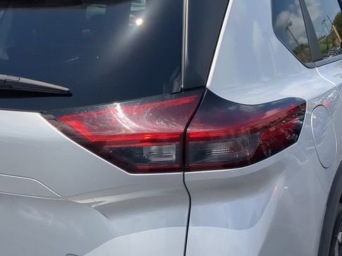 Used 2024 Nissan Rogue SV FWD image 11