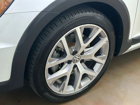 Used 2017 Volkswagen Golf Alltrack S image 23