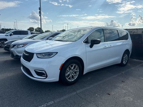 Used 2024 Chrysler Pacifica Touring-L FWD image 1