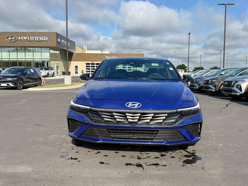 Used 2025 Hyundai Elantra Sport FWD image 2