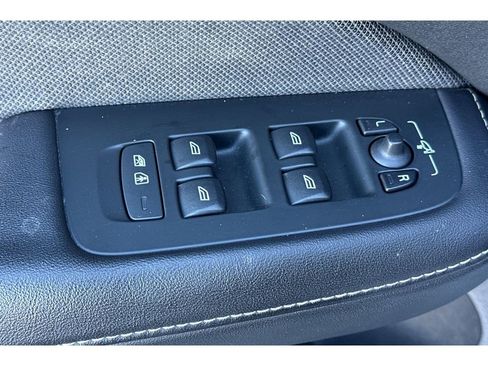 Used 2020 Volvo V60 T6 R-Design image 12