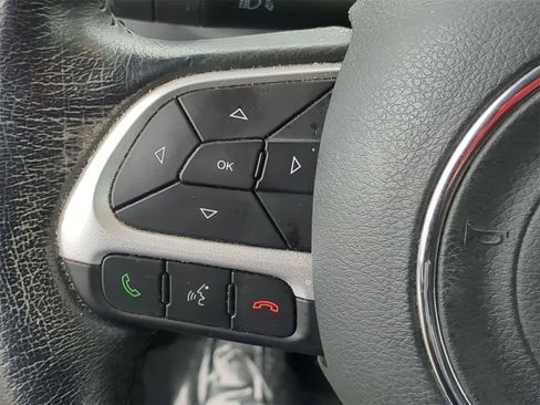 Used 2019 Jeep Renegade Latitude w/ Cold Weather Group image 30