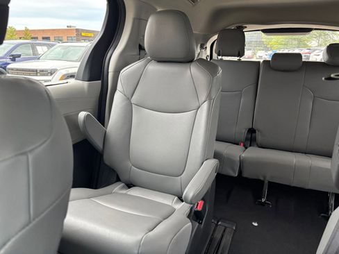 Used 2024 Toyota Sienna XLE FWD image 41